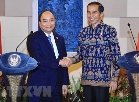 Thủ tướng Nguyễn Xuân Phúc và Tổng thống nước Cộng hòa Indonesia Joko Widodo gặp gỡ báo chí sau hội đàm.