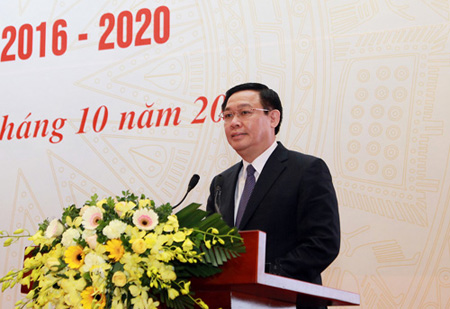 Phó Thủ tướng Chính phủ Vương Đình Huệ, Trưởng Ban Chỉ đạo Trung ương các Chương trình mục tiêu quốc gia giai đoạn 2016-2020 phát biểu chỉ đạo hội nghị.