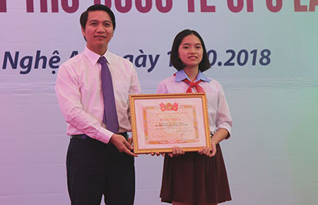 Em Nguyễn Thị Bạch Dương nhận phần thưởng tại buổi lễ.