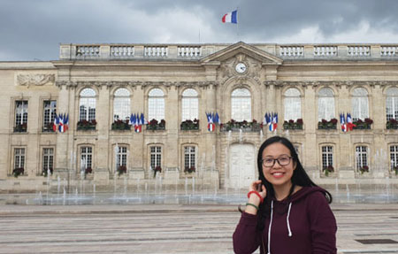 Đặng Hoàng Trang - thủ khoa tốt nghiệp xuất sắc của Học viện Nông nghiệp Việt Nam hiện du học tại Pháp theo học bổng toàn phần của Liên minh châu Âu.