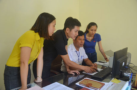 Cán bộ phường Đức Chính, thị xã Đông Triều (Quảng Ninh) trao đổi nghiệp vụ quản lý văn bản điện tử.