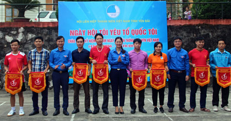 Các đồng chí lãnh đạo Hội Liên hiệp thanh niên Việt Nam tỉnh Yên Bái trao cờ lưu niệm cho các đội tham gia Giải bóng chuyền hơi