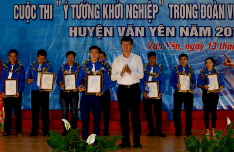 Lãnh đạo huyện Văn Yên trao giải nhất cho ý tưởng khởi nghiệp của dự án “Sản xuất và thương mại máy cấy lúa không động cơ” của thí sinh Nguyễn Văn Huỳnh, xã An Thịnh.