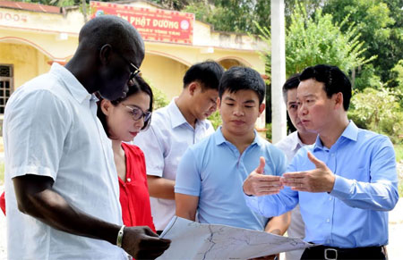 Đồng chí Đỗ Đức Duy - Chủ tịch UBND tỉnh và ông Ousmane Dione - Giám đốc Quốc gia Ngân hàng Thế giới tại Việt Nam kiểm tra hạng mục cải tạo hồ sinh thái Nam Cường, thành phố Yên Bái.