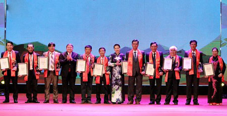 Chủ tịch Quốc hội Nguyễn Thị Kim Ngân và ông Thào Xuân Sùng, Chủ tịch Hội Nông dân Việt Nam trao danh hiệu 