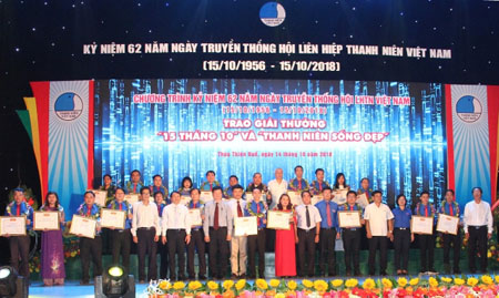 Các đại biểu và cá nhân nhận giải thưởng “15 tháng 10”.