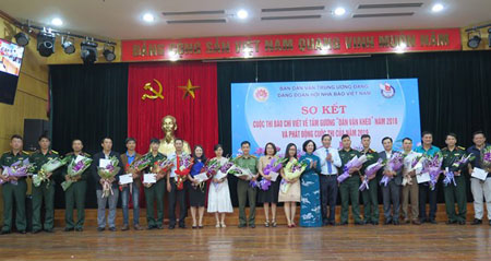 Lãnh đạo Ban Dân vận Trung ương và Hội Nhà báo Việt Nam chúc mừng các tác giả có tác phẩm được chọn vào vòng chung khảo.