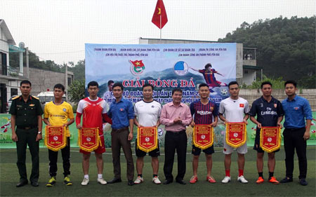 Ban tổ chức Giải bóng đá cán bộ Đoàn - Hội lần thứ I, năm 2018 trao cờ cho các đội bóng tham dự giải.