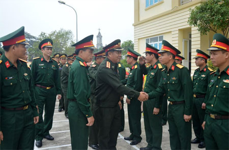Đoàn cán bộ quân sự cấp cao Bộ CHQS tỉnh Xaynhabuly tham quan tại Trường Quân sự tỉnh