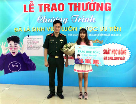 Ông Vũ Xuân  Hoàn - Giám đốc Viettel Yên Bái trao học bổng trị giá 10 triệu đồng cho sinh viên Đinh Phương Thảo ở thành phố Yên Bái.