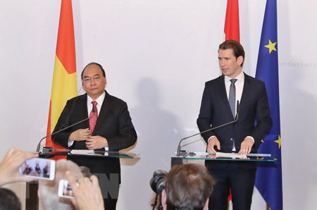 Thủ tướng Nguyễn Xuân Phúc với Thủ tướng Áo Sebastian Kurz gặp gỡ báo chí sau hội đàm.