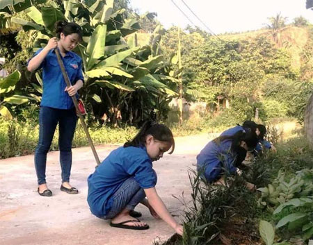 Đoàn viên, thanh niên xã Đại Đồng chăm sóc đường hoa thanh niên tại thôn Hương Lý.