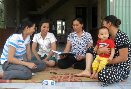 Cán bộ Hội Phụ nữ xã Bảo Hưng, huyện Trấn Yên tuyên truyền, phổ biến pháp luật cho hội viên.