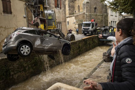 Cảnh tàn phá sau trận ngập lụt tại miền nam nước Pháp.