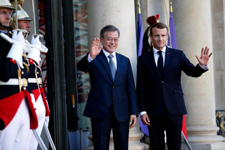 Tổng thống Hàn Quốc Moon Jae-in (trái) và Tổng thống Pháp Emmanuel Macron (phải) tại Paris ngày 15/10.