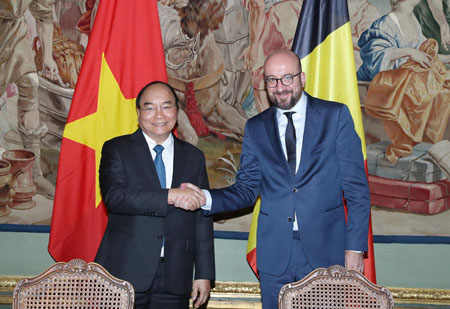 Thủ tướng Vương quốc Bỉ Charles Michel đón Thủ tướng Nguyễn Xuân Phúc.