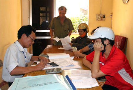 Người dân đến nộp thuế tại Đội Thuế phường Minh Tân, thành phố Yên Bái.
