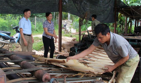 Xưởng chế biến gỗ rừng trồng của anh Lương Văn Công, thôn Phạ 3.