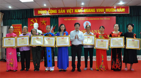 Lãnh đạo Ủy ban MTTQ Việt Nam tỉnh Yên Bái trao bằng khen cho các cá nhân.