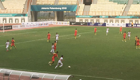 Hình ảnh trận giao hữu giữa U19 Việt Nam (áo màu cam) và U19 Trung Quốc ngày 14/10 tại Indonesia.