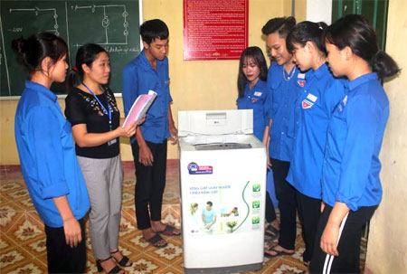 Lớp học nghề sửa chữa máy giặt của học sinh THPT tại Trung tâm.