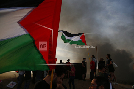 Các nhà hoạt động Israel cắm cở Palestine trong một cuộc biểu tình ở biên giới Israel - dải Gaza