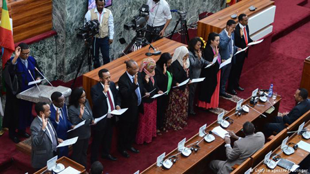 Các thành viên trong nội các mới tuyên bố nhậm chức tại tòa nhà Quốc hội ở Addis Ababa.
