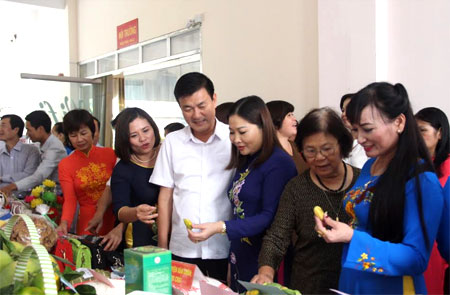 Đồng chí Nguyễn Chiến Thắng - Ủy viên Ban Thường vụ Tỉnh ủy, Phó Chủ tịch UBND tỉnh và lãnh đạo Hội LHPN tỉnh thăm gian hàng trưng bày các sản phẩm khởi nghiệp của hội viên phụ nữ.
