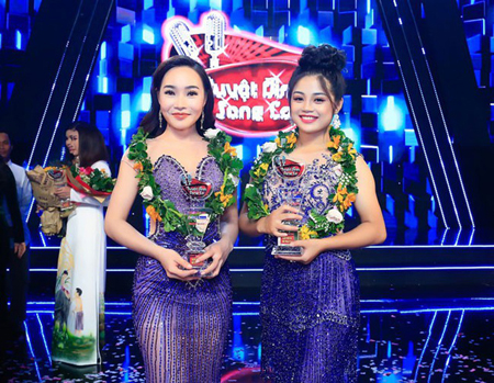 Thanh Thanh (phải) và Lý Thu Thảo, hai học trò của đội Cẩm Ly – Minh Vy xuất sắc đạt vị trí Quán quân Tuyệt đỉnh song ca 2018.