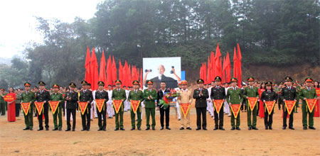 Lãnh đạo Công an tỉnh trao cờ lưu niệm cho các đoàn tham gia thi đấu tại Đại hội TDTT Công an tỉnh Yên Bái lần thứ VII, năm 2018.