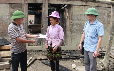 Lãnh đạo huyện Mù Cang Chải kịp thời động viên, chia sẻ với gia đình bị nạn do thiên tai.