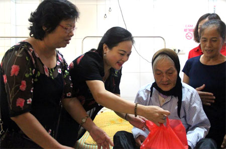 Lãnh đạo Hội Nữ doanh nhân tỉnh trao quà cho bệnh nhân tại Trung tâm Y tế huyện Trấn Yên.