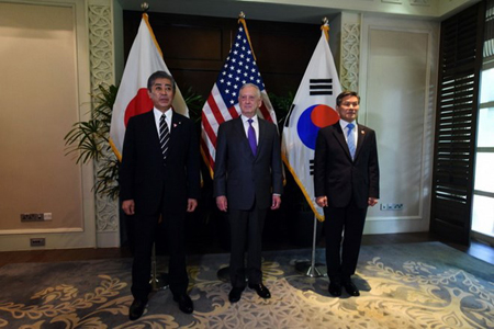 Bộ trưởng Quốc phòng Nhật Bản Takeshi Iwaya (trái), người đồng cấp James Mattis của Mỹ (giữa) và Jeong Kyeong Doo của Hàn Quốc (phải).