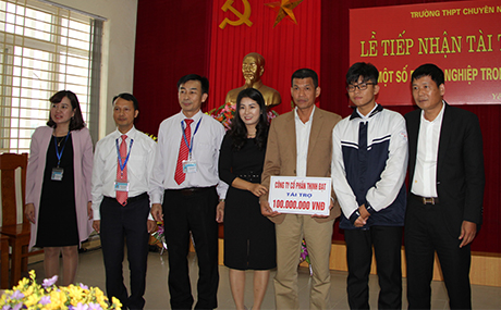 Đại diện Công ty TNHH Thịnh Đạt trao tài trợ khuyến tài 100 triệu đồng cho em Nguyễn Đình Hoàng.