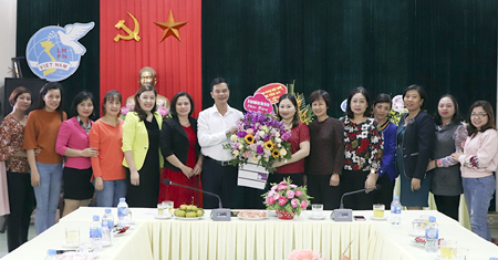 Đồng chí Dương Văn Tiến - Phó Chủ tịch UBND tỉnh, Trưởng ban Vì sự tiến bộ phụ nữ tỉnh tặng hoa chúc mừng Hội LHPN tỉnh.