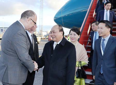 Quan chức Bộ Ngoại giao Đan Mạch đón Thủ tướng Nguyễn Xuân Phúc và Phu nhân tại sân bay Copenhagen.