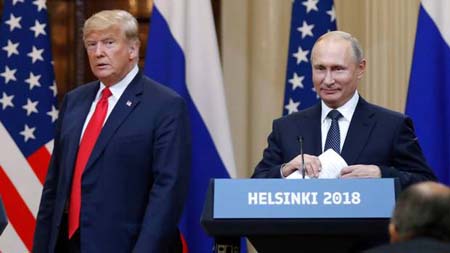 Tổng thống Nga Vladimir Putin (phải) và Tổng thống Mỹ Donald Trump tại Hội nghị Thượng đỉnh ở Helsinki.