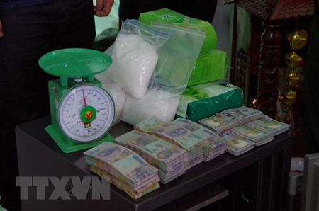 Tang vật (trên 8 kg ma túy đá và tiền) thu được của các đối tượng cất giấu tại một nhà trọ ở xã An Hòa, huyện Trảng Bàng, Tây Ninh.