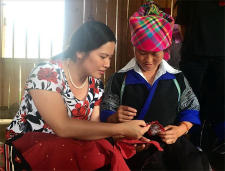Đồng chí Hoàng Phương Thúy - Phó Chủ tịch Hội Liên hiệp Phụ nữ tỉnh tìm hiểu hoạt động của nhóm thêu thổ cẩm theo tiêu chuẩn Craftlink tại xã Chế Cu Nha, huyện Mù Cang Chải.