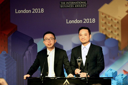Đại diện Tập đoàn Viettel tham dự và nhận giải vàng của International Business Stevie Awards diễn ra ở London ngày 21-10.