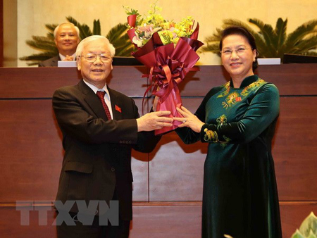 Chủ tịch Quốc hội Nguyễn Thị Kim Ngân tặng hoa chúc mừng Tổng Bí thư Nguyễn Phú Trọng, tân Chủ tịch nước Cộng hòa XHCN Việt Nam nhiệm kỳ 2016-2021.