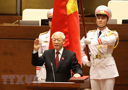 Tổng Bí thư Nguyễn Phú Trọng, Chủ tịch nước CHXHCN Việt Nam nhiệm kỳ 2016-2021 thực hiện nghi thức tuyên thệ nhậm chức trước Quốc hội, đồng bào và cử tri cả nước.