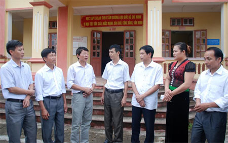 Lãnh đạo thị xã Nghĩa Lộ trao đổi công tác xây dựng Đảng với lãnh đạo Đảng ủy xã Nghĩa Phúc.