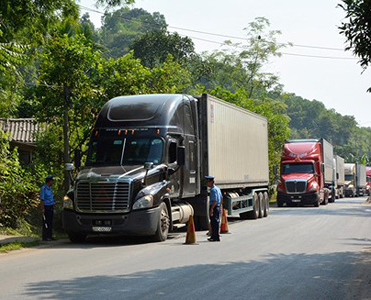 Các phương tiện xe có tải trọng từ 10 tấn trở lên và xe container 20 fit trở lên từ IC12 theo quốc lộ 70 đi Lào Cai và ngược lại.