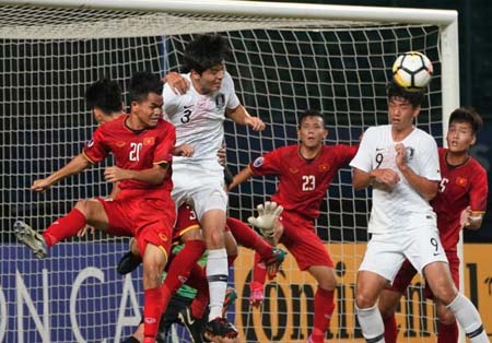 U19 Việt Nam (áo đỏ) chia tay giải U19 châu Á sau khi thua cả ba trận.