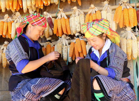 Phụ nữ dân tộc Mông chăm chỉ, cần mẫn tạo nên những sản phẩm thổ cẩm độc đáo.