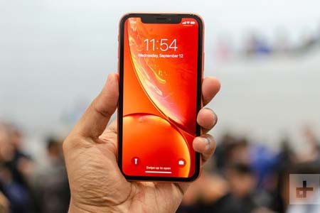 Một khách hàng với những chiếc iPhone XR trên tay