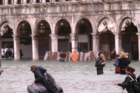 Venice chìm sâu trong nước.