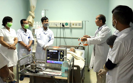 Chuyên gia của Bệnh viện Bạch Mai hỗ trợ chuyên môn cho các bác sỹ Bệnh viện Đa khoa tỉnh