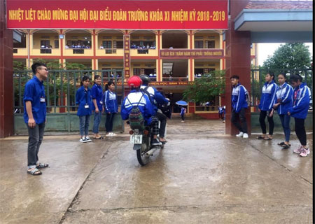 Đội Thanh niên xung kích Trường THPT Cảm Ân tham gia giữ gìn TTATGT tại cổng trường.